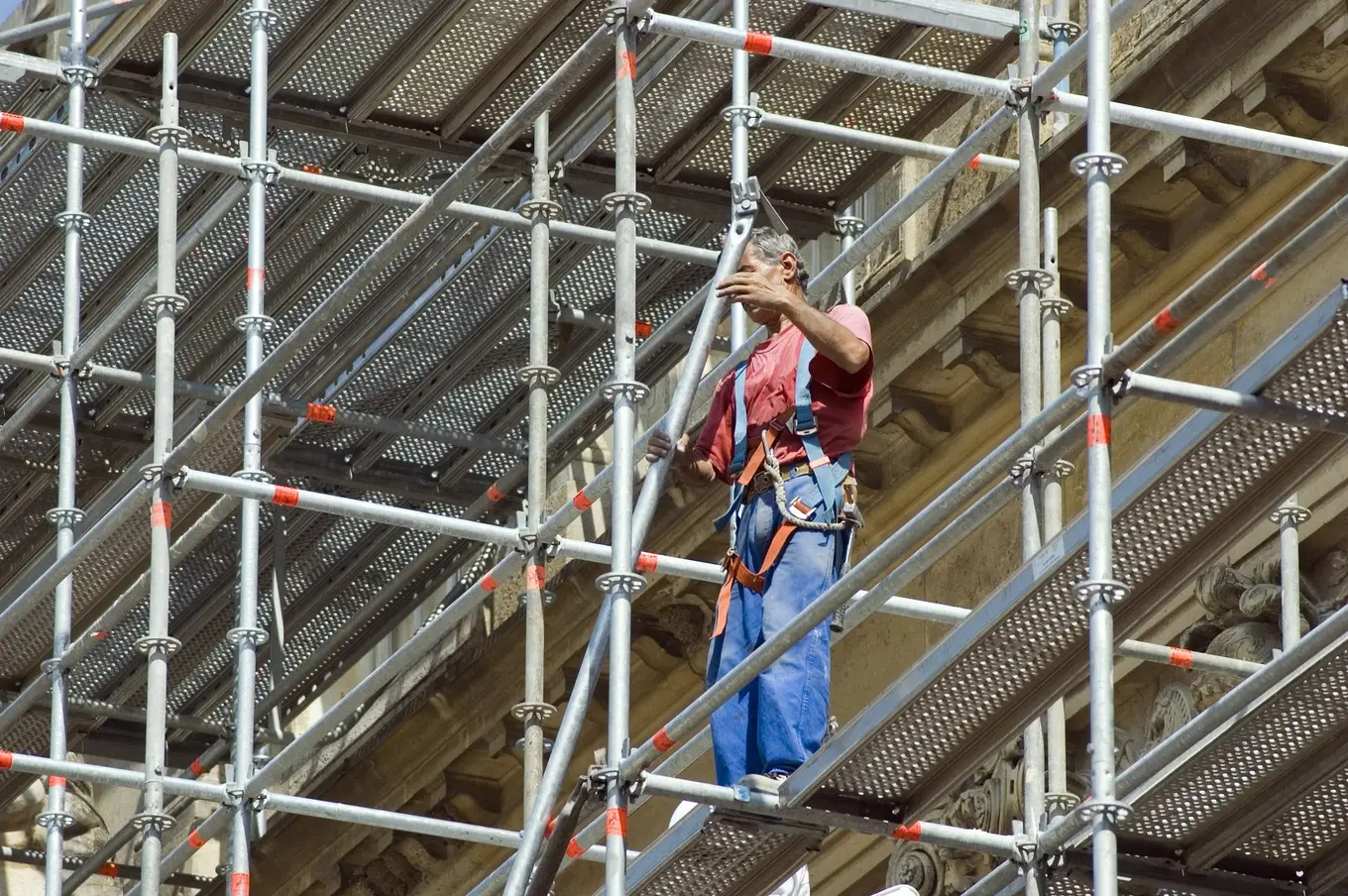 mężczyzna na rusztowaniu